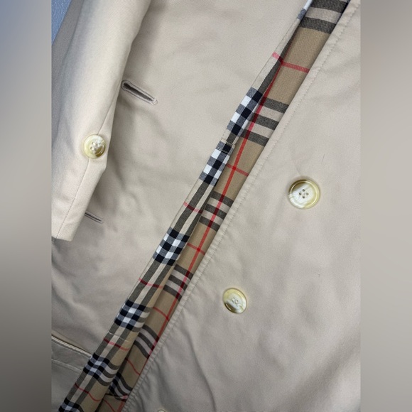 Vintage Burberrys. London Trench Coat - Picture 4 of 10